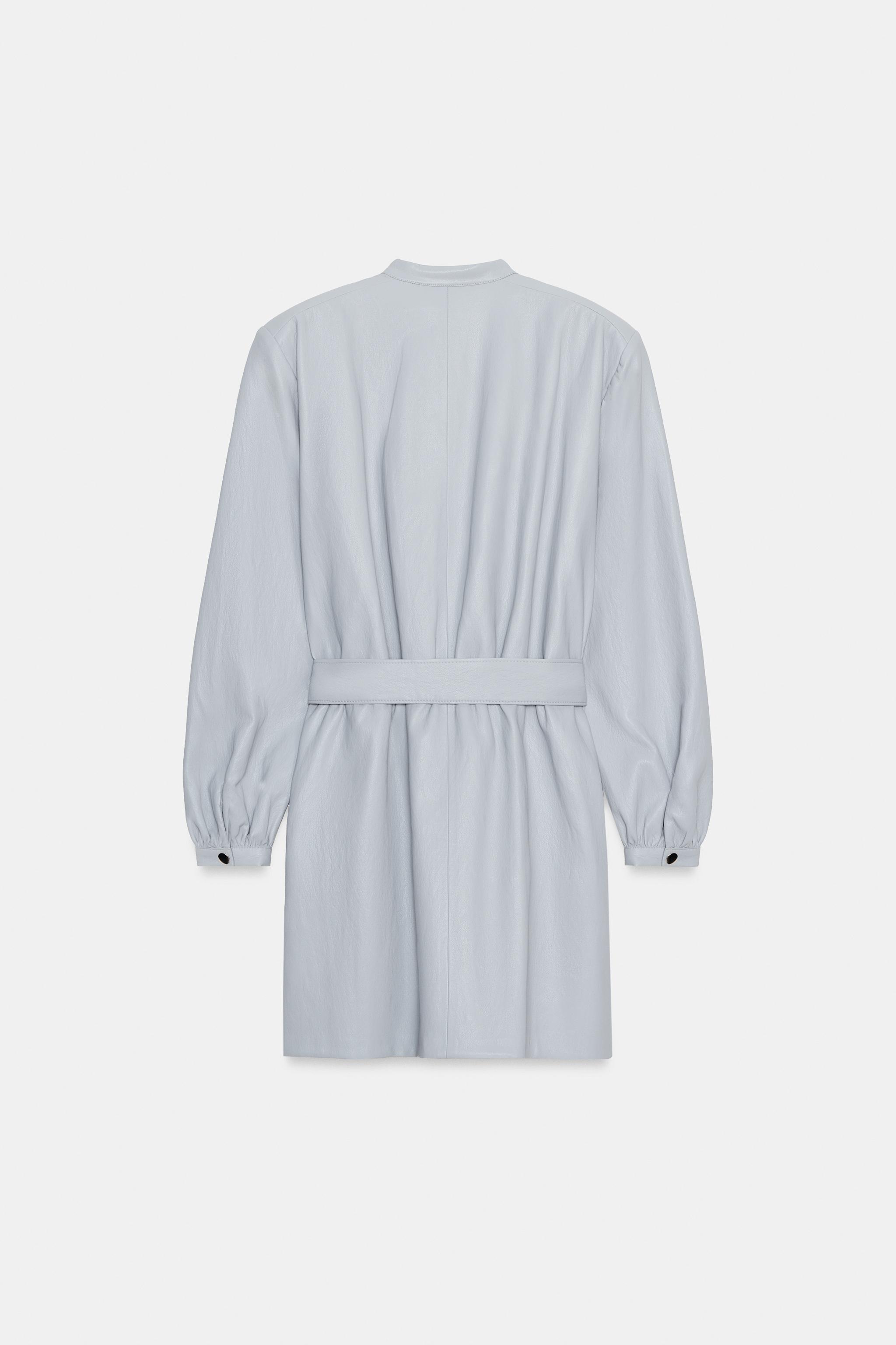 ROBE COURTE MATIÈRE SYNTHÉTIQUE AVEC CEINTURE